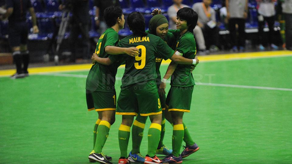 Berpelukan. Maya Muharina memeluk teman-teman satu timnya setelah berhasil merobek gawang Felda United Malaysia.  